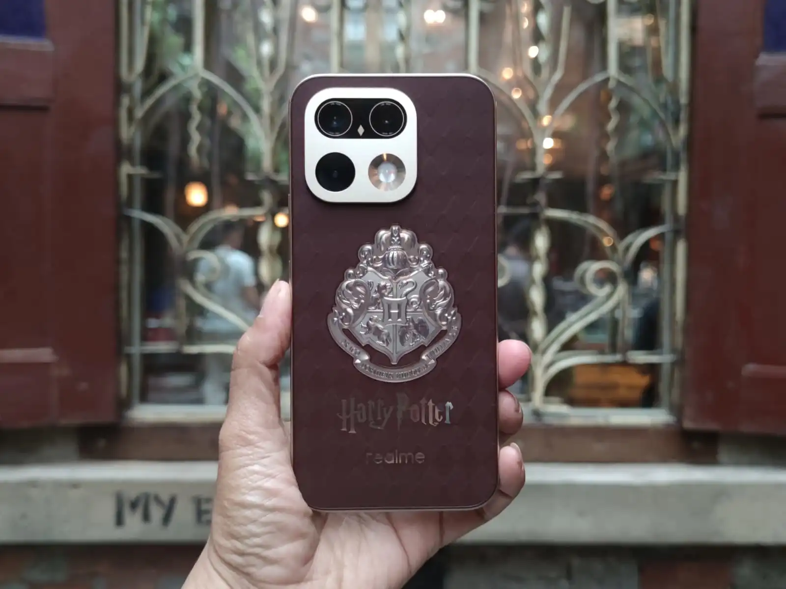 Realme 16 Pro Harry Potter Edition vs Standar: Mana Lebih Masuk Akal?