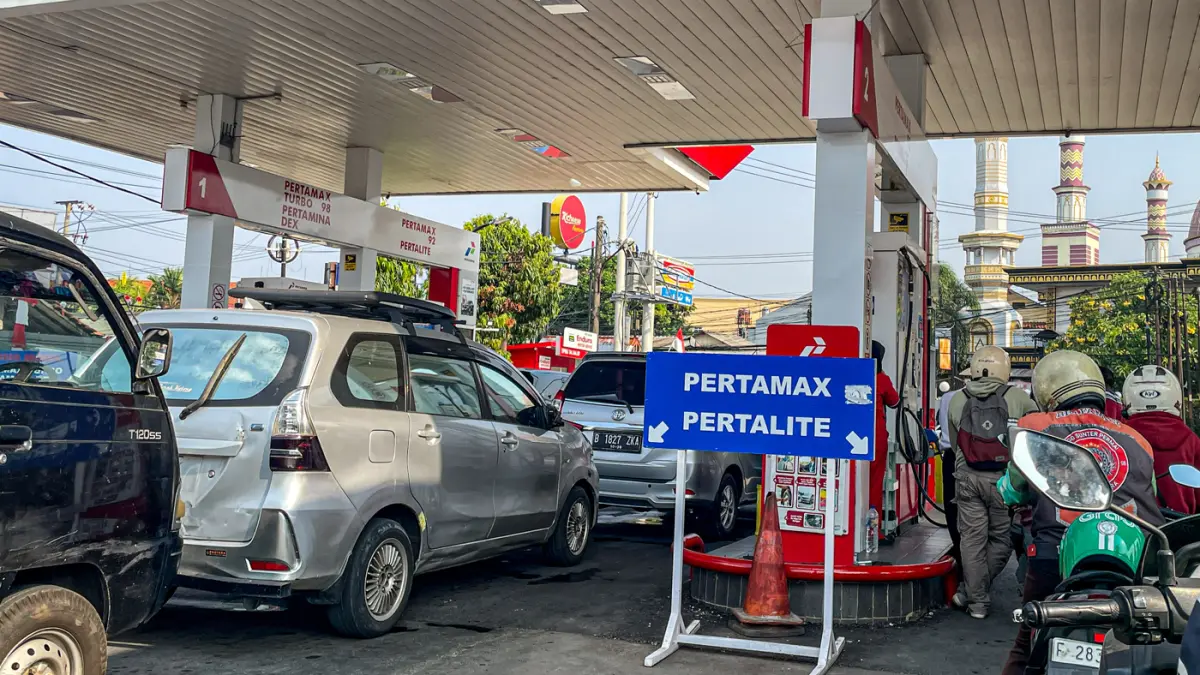 Antrean Solar Panjang di Sumatra: Macet, Logistik Tersendat