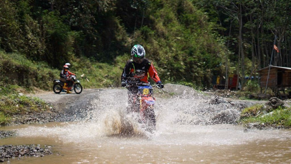 Panduan Lengkap Berkendara Aman saat Cuaca Ekstrem dan Banjir
