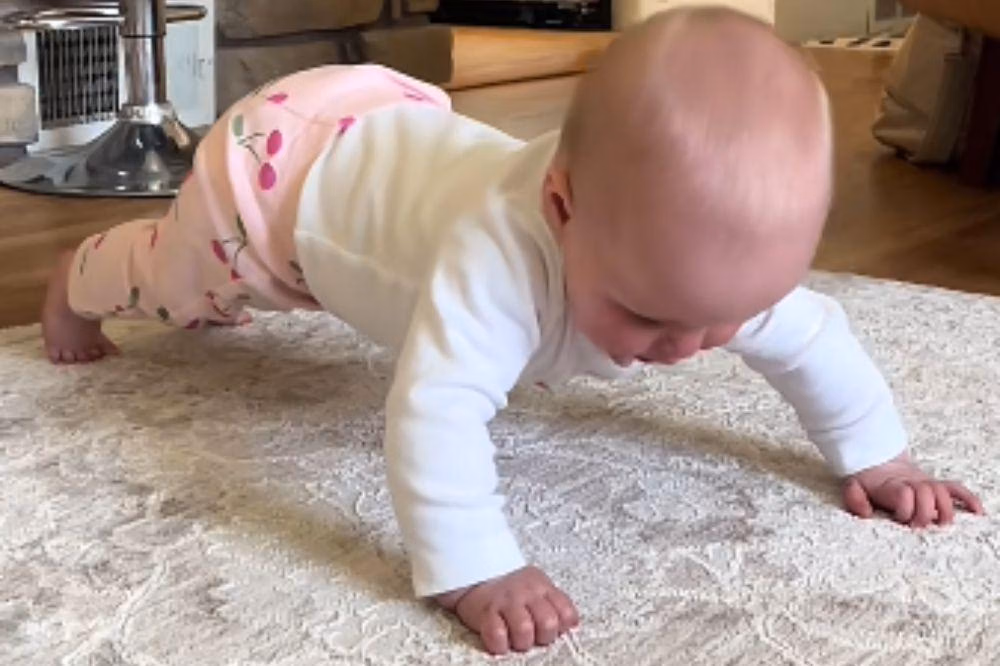 Gerakan Aneh Bayi yang Menakutkan Tapi Sebenarnya Normal