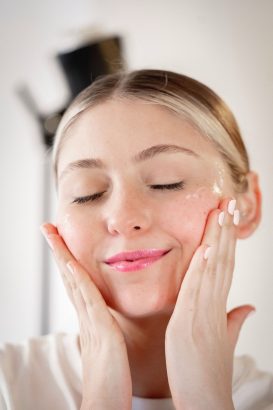 3 Kesalahan Memilih Moisturizer yang Bikin Wajah Makin Berminyak dan Berjerawat