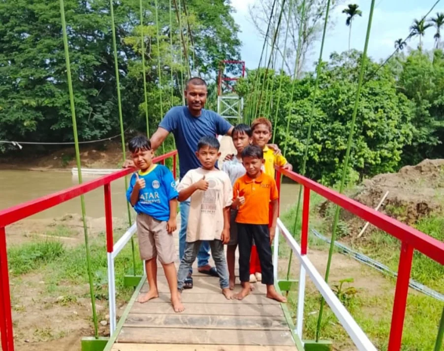 Jembatan Rusak dan Jembatan Gantung Baru: Jalan Tercepat ke Sekolah