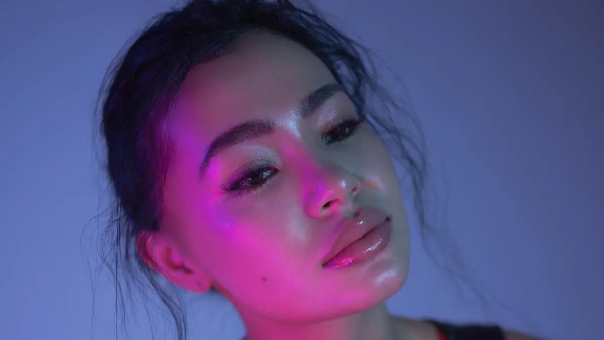 Teknik Contouring dan Blush Strategis untuk Wajah Tirus dan Glowing