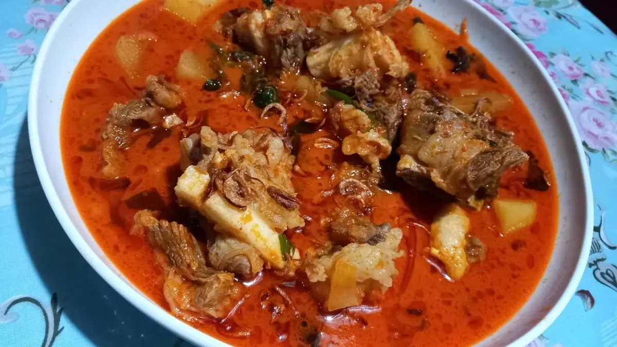 Tiga Gulai Daging Khas Minang dan Pindang Iga: Kuah Santan Pekat, Rempah Aromatik, Daging Empuk