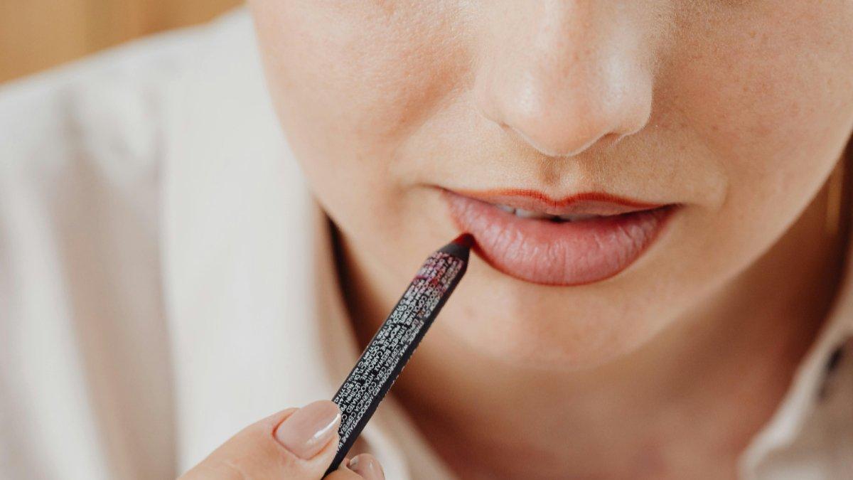 Lip Liner Natural untuk Bibir Penuh Tanpa Terlihat Berlebihan