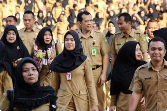 Guru Wajib Bergelar S1/D4: Standar Naik, Tantangan Juga