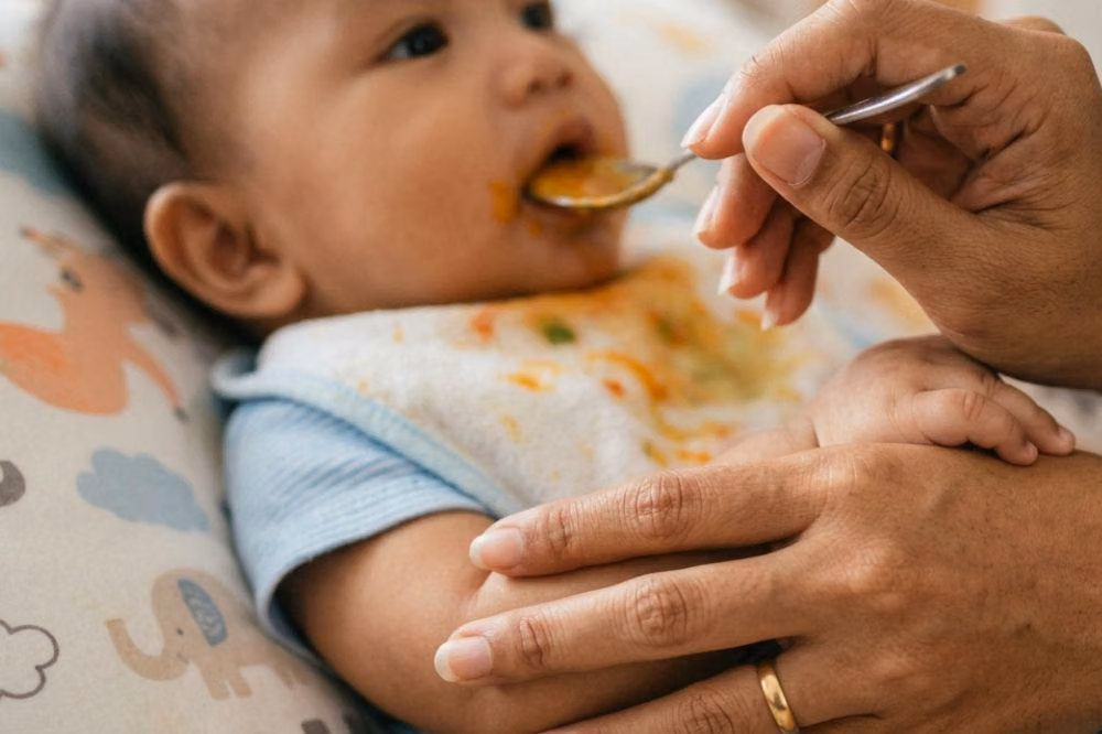 5 Praktik Pemberian Makan yang Diam-diam Berisiko untuk Anak