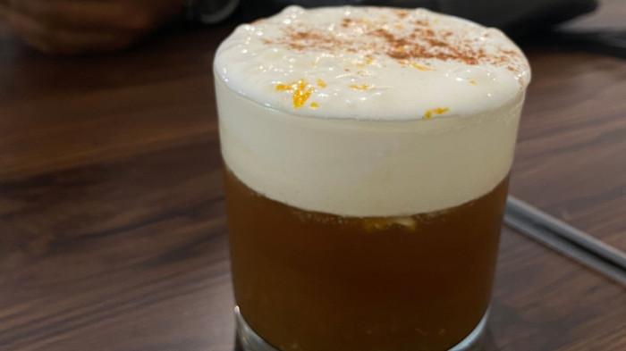 Mont Blanc Kopi dan Ube Latte: Dominasi Minuman Kontras Visual di Kafe Modern