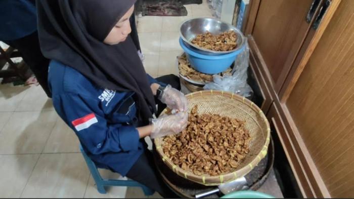 Memulai Bisnis Keripik dari Rumah dengan Modal Kecil