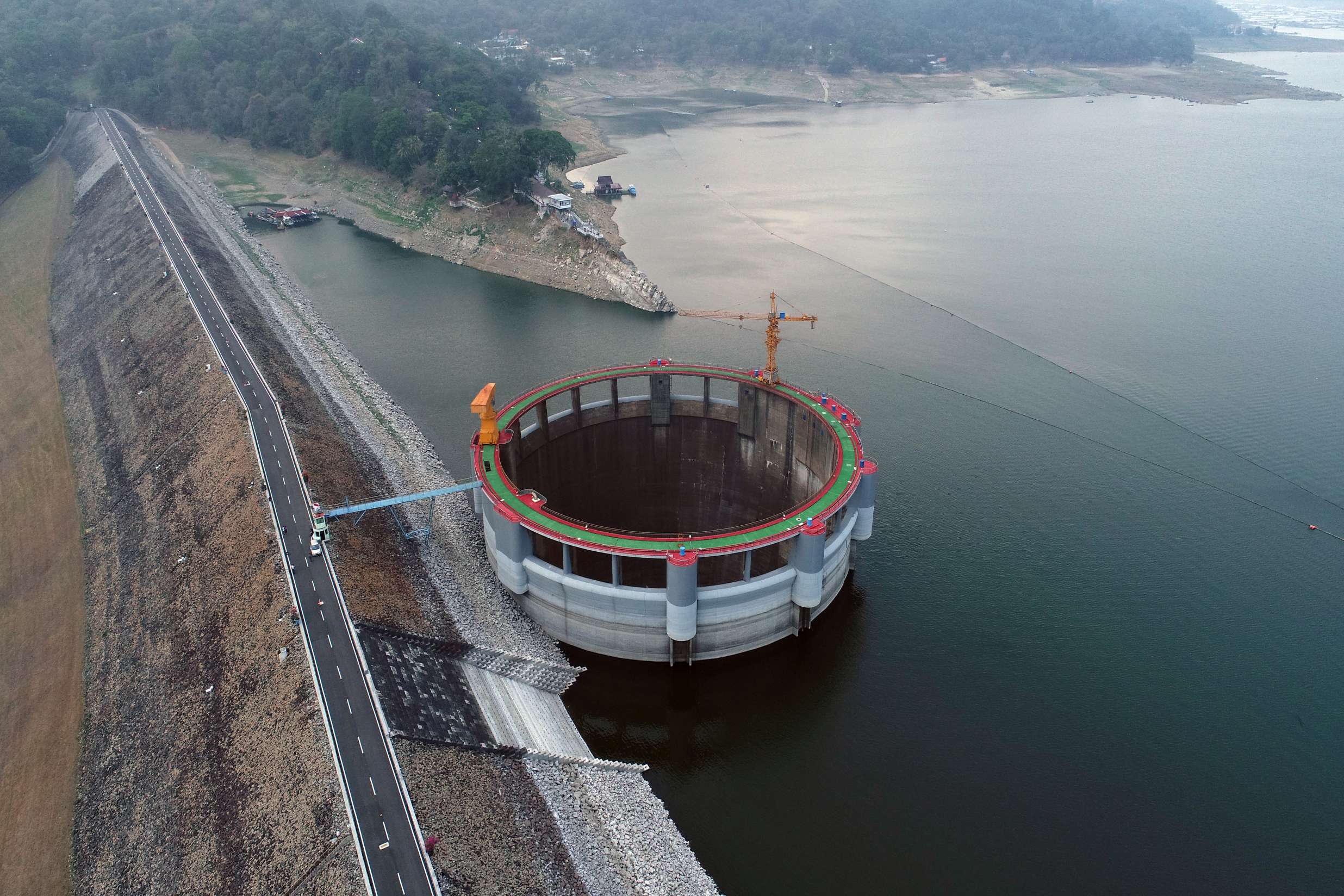 Pusat Data AI 640 MW di Jatiluhur: Berebut Air di Tengah Krisis