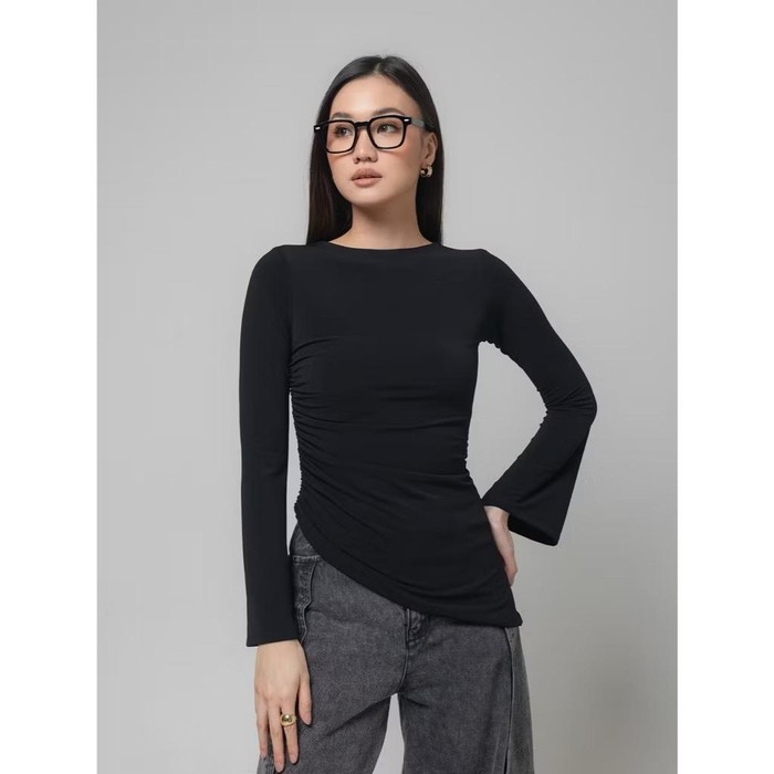 Tampil Chic ala Selebriti: OOTD Musim Panas dan Plaid Skirt Timeless