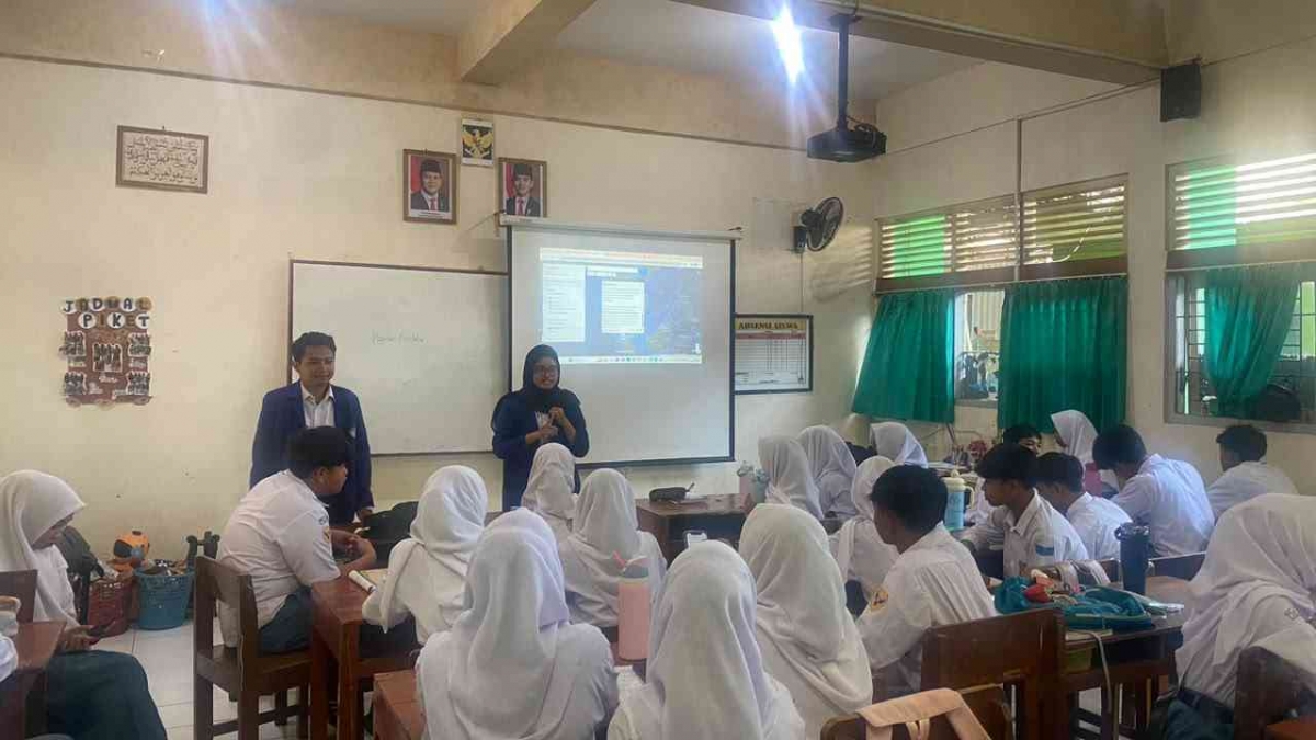 Dari Kelas ke Lapangan: Pembelajaran Sejarah Experiential Menghidupkan Perjuangan Pahlawan