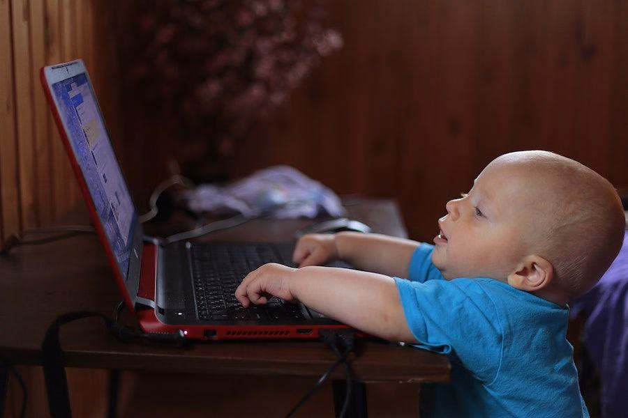 Screen Time pada Bayi: Risiko Tersembunyi bagi Otak dan Tidur