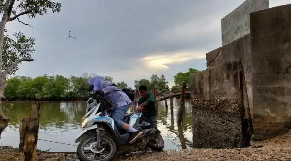 Jembatan Ambruk dan Komunitas Terpencil yang Ditinggalkan