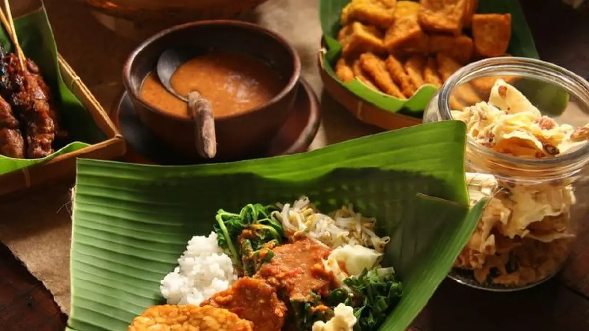 Pecel Madiun Merebak: Harga Terjangkau, Bumbu Kental, Antrian Panjang