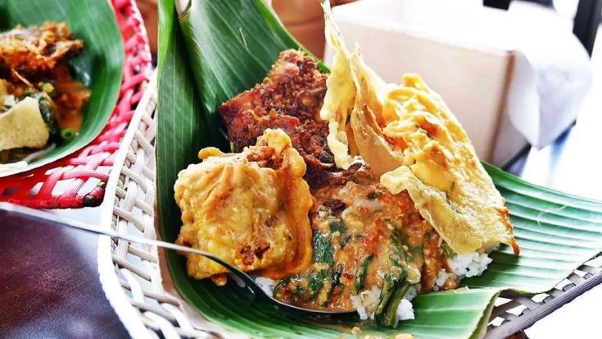 Pecel Madiun Merebak: Harga Terjangkau, Bumbu Kental, Antrian Panjang