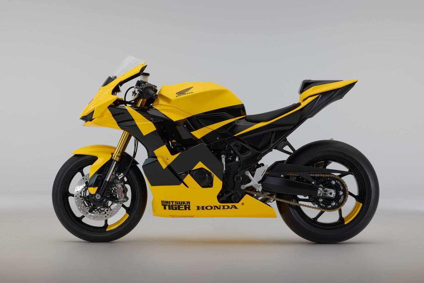 Kolaborasi Lintas Industri: Honda x Onitsuka Tiger di Panggung Fashion Global