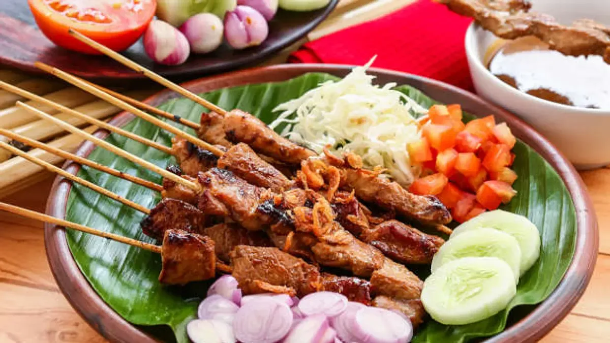 Sate Warok Ponorogo Ludes 1.000 Tusuk: Strategi dan Cita Rasa di Balik Antrean