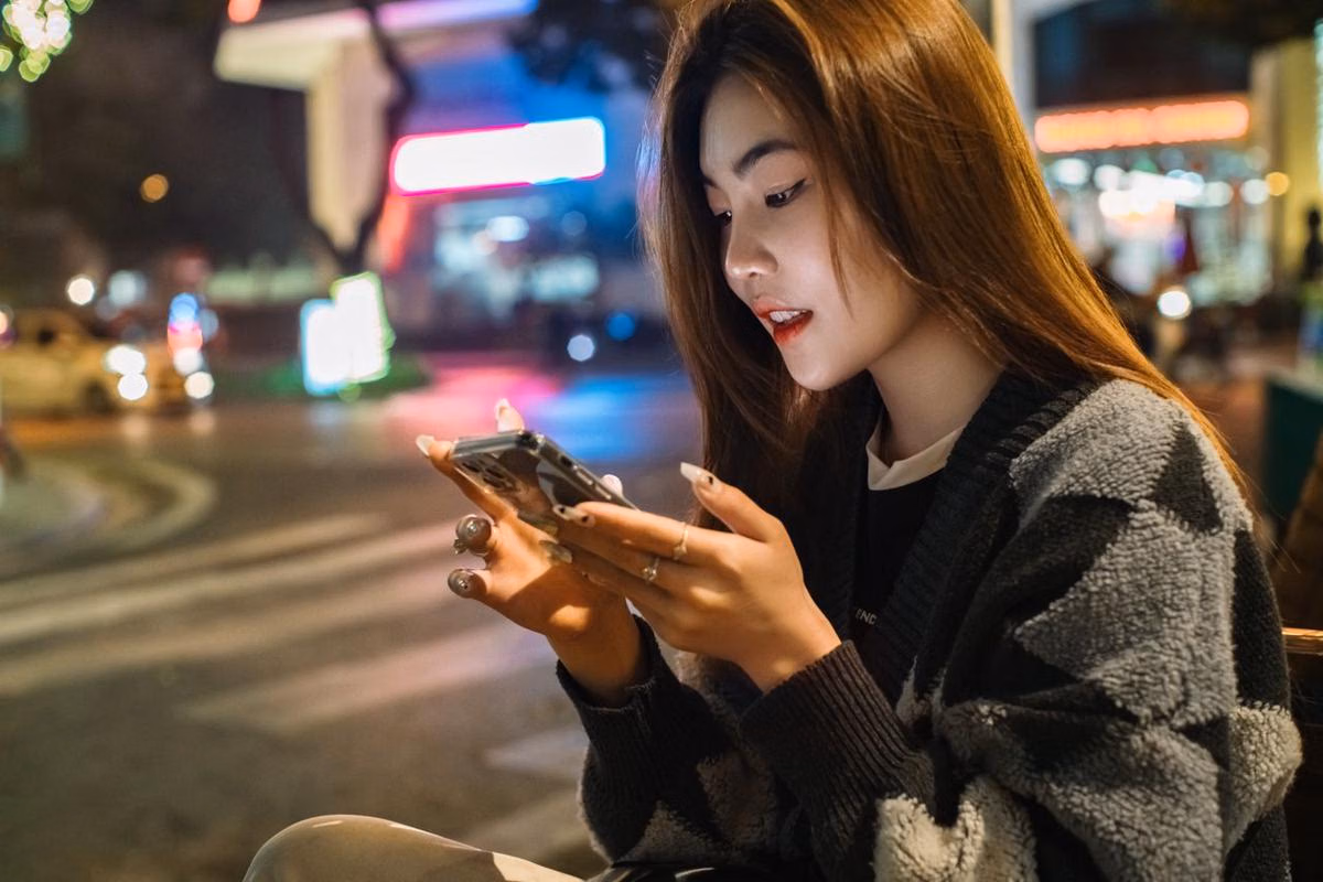 Mengapa Scroll Berita Membuat Mental Lelah dan Cara Menghentikannya