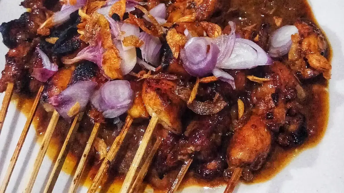 Sate Warok Ponorogo Ludes 1.000 Tusuk: Strategi dan Cita Rasa di Balik Antrean