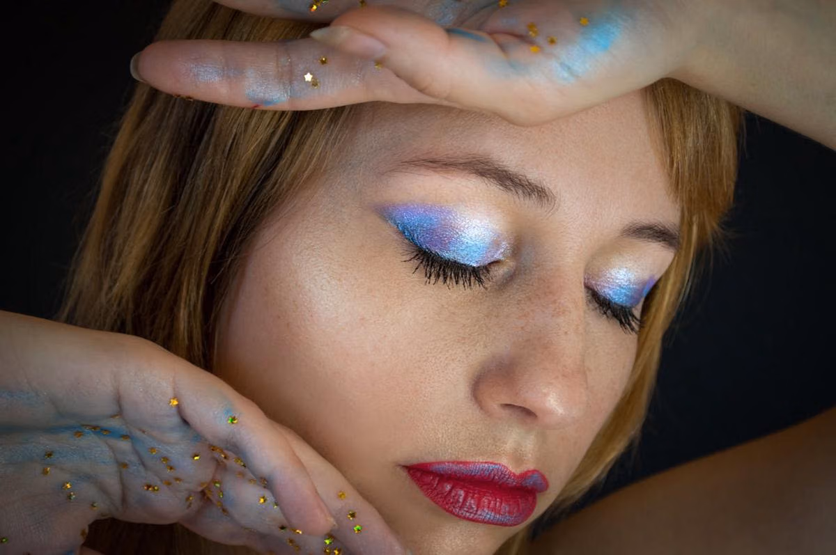 Makeup Tahan Konser: Panduan Riasan yang Tidak Ambyar