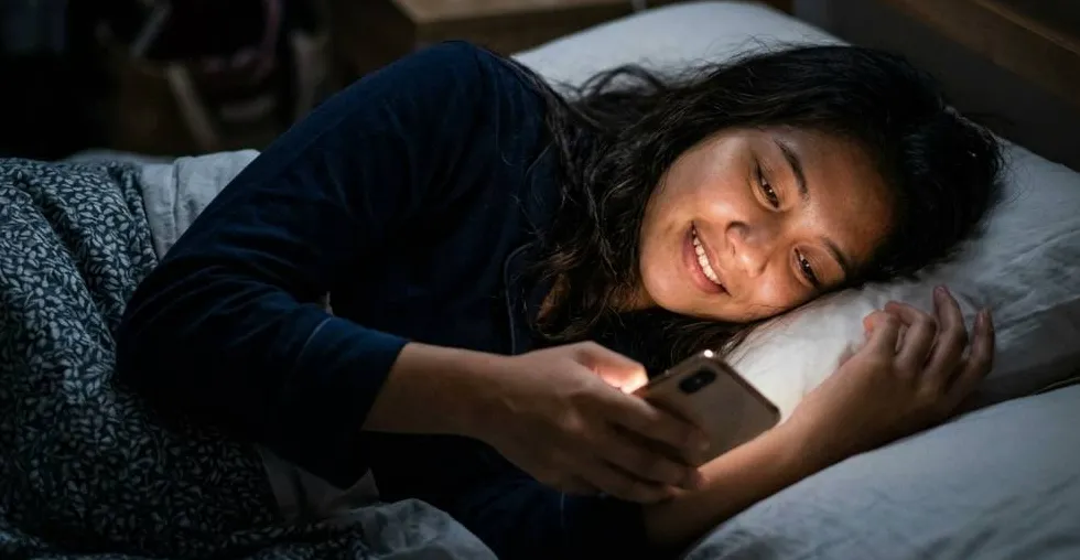 Ponsel di Samping Bantal: Musuh Tidur Nyenyak yang Kita Pelihara Sendiri