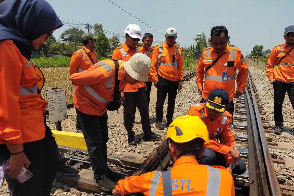 Keselamatan Kereta Api KAI: Dari Jalur Rel hingga Perlintasan