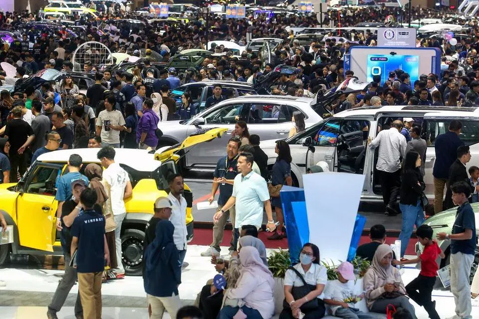 Mobil Listrik atau Bensin? Panduan Beli di Pameran Otomotif