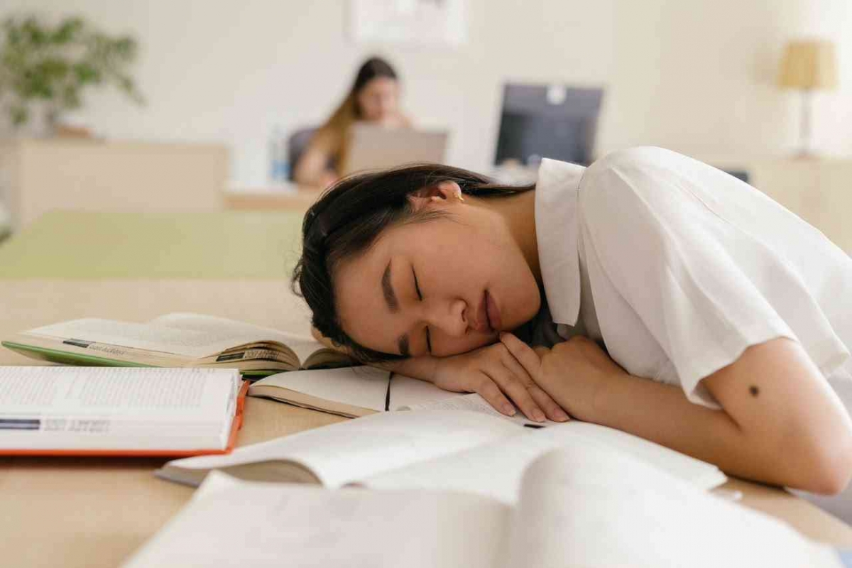 Stres Akademik Merusak Tidur: Alarm Serius bagi Mahasiswa