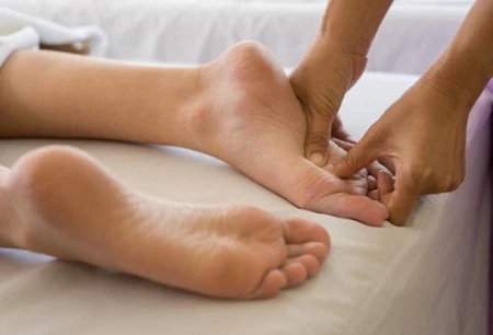 Pijat Titik Refleksi Kaki Sebelum Tidur untuk Relaksasi Mendalam