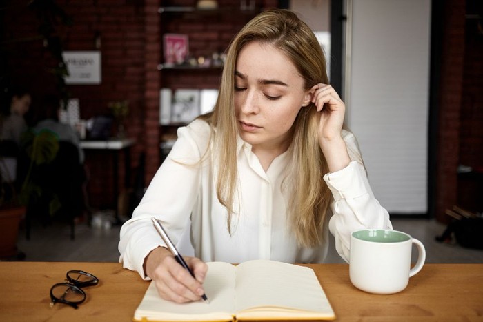 Dari Brain Dump Pagi hingga Jurnal Malam untuk Mengurangi Stres