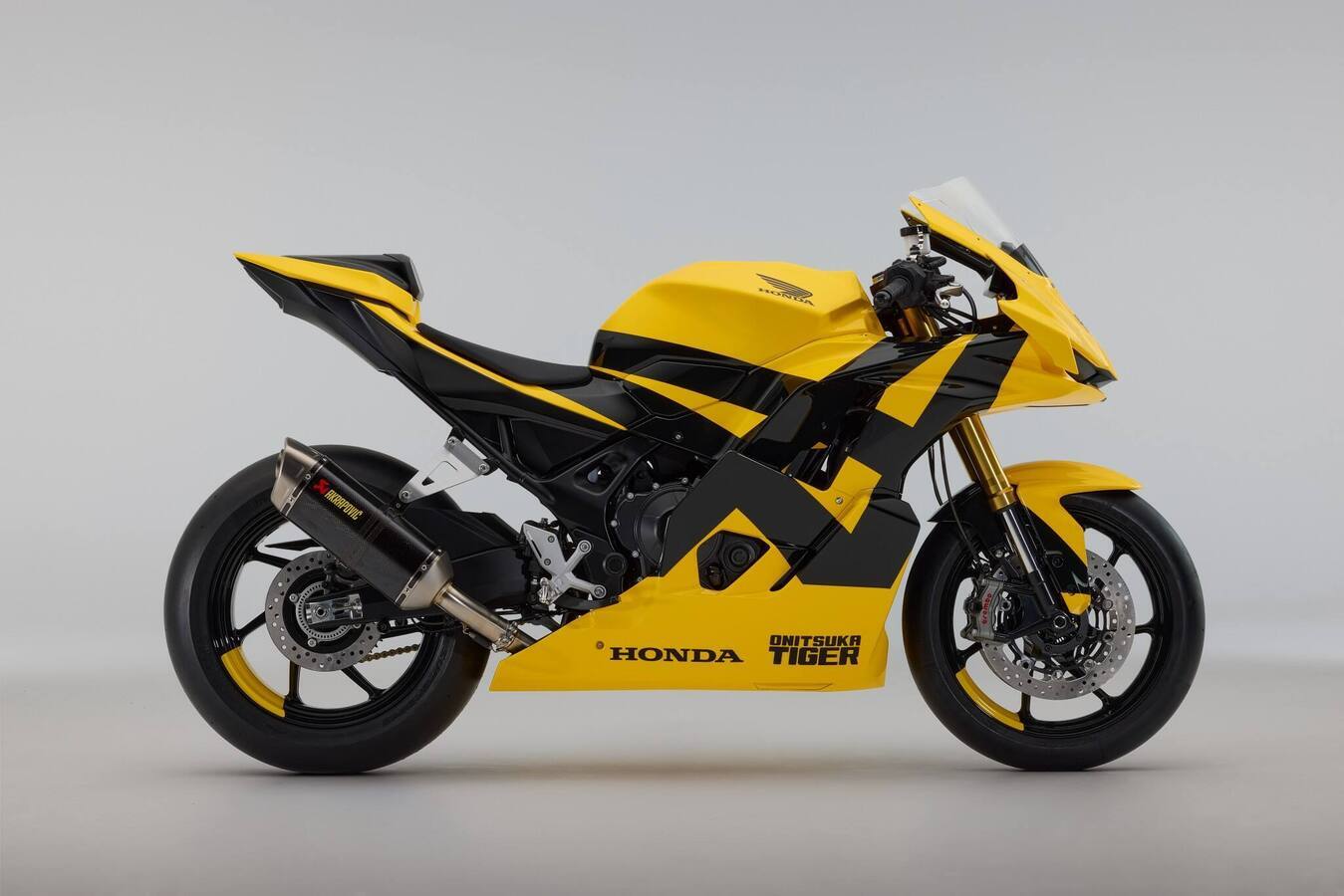 Kolaborasi Lintas Industri: Honda x Onitsuka Tiger di Panggung Fashion Global
