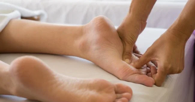 Pijat Titik Refleksi Kaki Sebelum Tidur untuk Relaksasi Mendalam