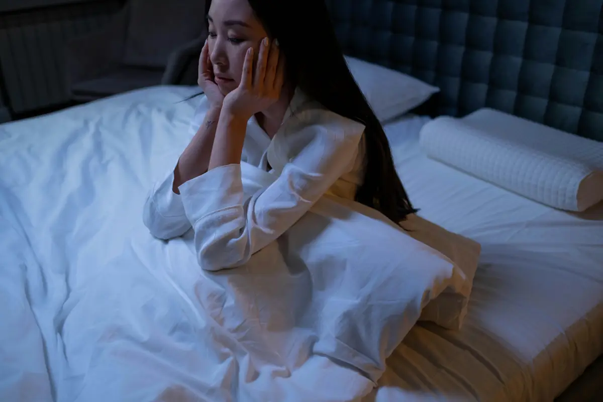 Sering Terbangun di Malam Hari? 6 Penyebab Utama dan Solusinya