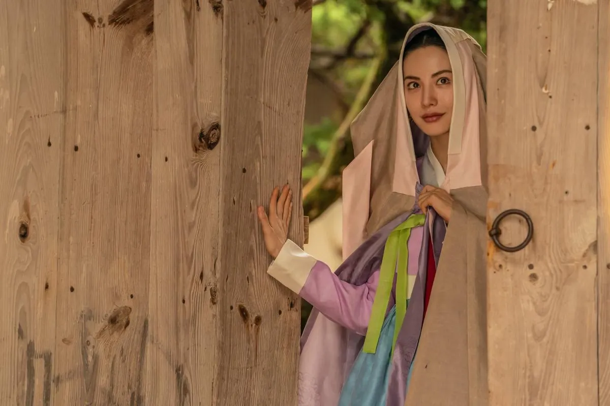 Penampilan Nana di The Scandal: Filler Bibir dan Anachronism Visual dalam Sageuk