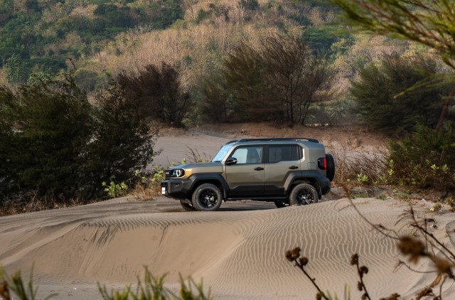 Land Cruiser FJ: SUV Kompak dengan Nyali Off-Road Besar