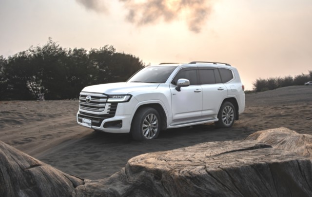 Land Cruiser 300 Hybrid EV Taklukkan Gumuk Pasir