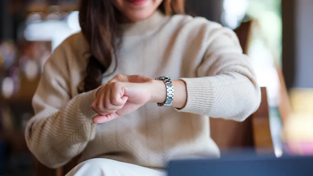 Panduan Gaya Minimalis Aksesori: Emas, Jam Tangan, & Detail Elegan