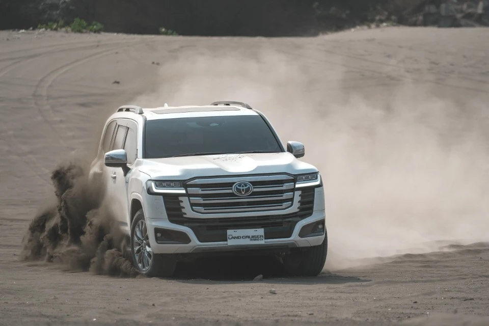 Land Cruiser 300 Hybrid EV Taklukkan Gumuk Pasir