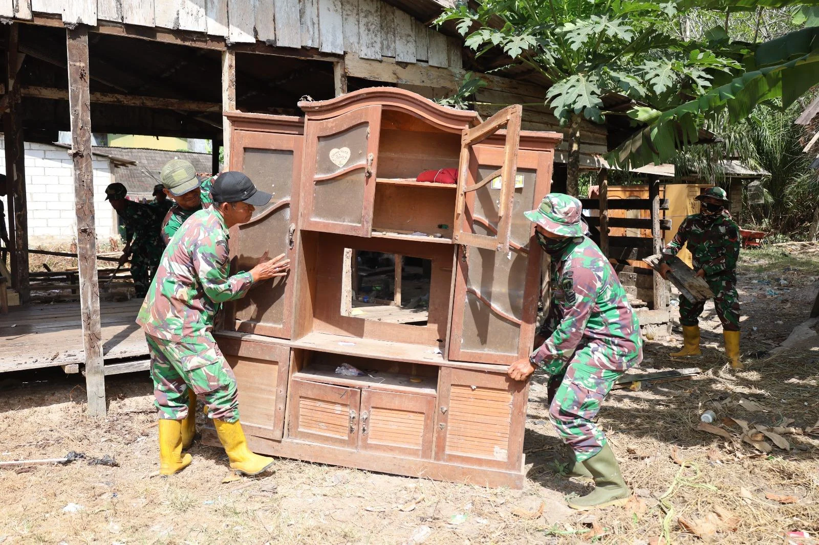 TNI Manunggal Membangun Desa: Bedah Rumah dan Jembatan Beton Mengubah Akses Desa