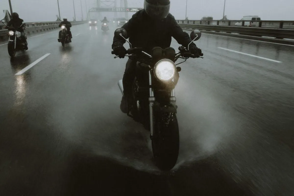 Cara Aman Membersihkan Motor Setelah Kehujanan