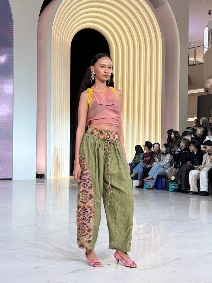 Desainer Lokal Membawa Tenun Tradisional ke Panggung Fashion Nation
