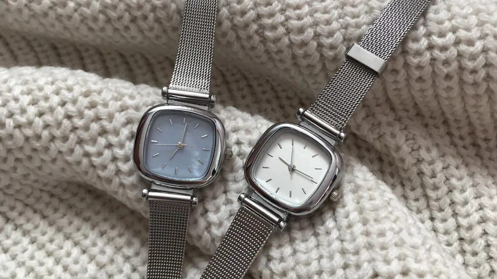Panduan Gaya Minimalis Aksesori: Emas, Jam Tangan, & Detail Elegan