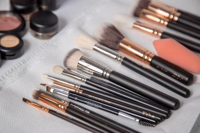 5 Tanda Alat Makeup Sudah Waktunya Diganti, Bukan Hanya Dicuci