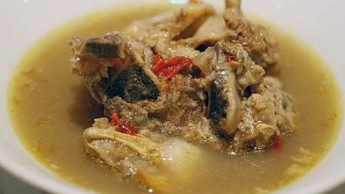 Kaledo Palu: Kuah Asam Pedas Bening dengan Teknik Pengangkatan Lemak yang Unik