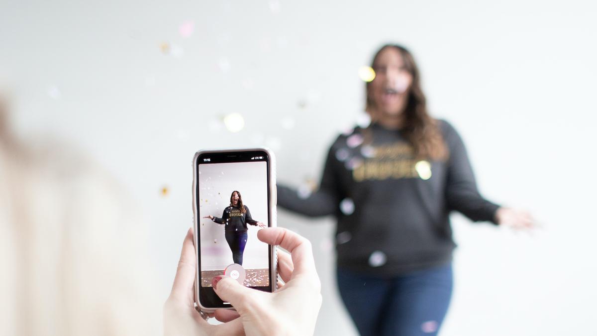 Tren Low-Waist Gen Z: Nostalgia Y2K dan Evolusi Cara Kita Memandang Tubuh
