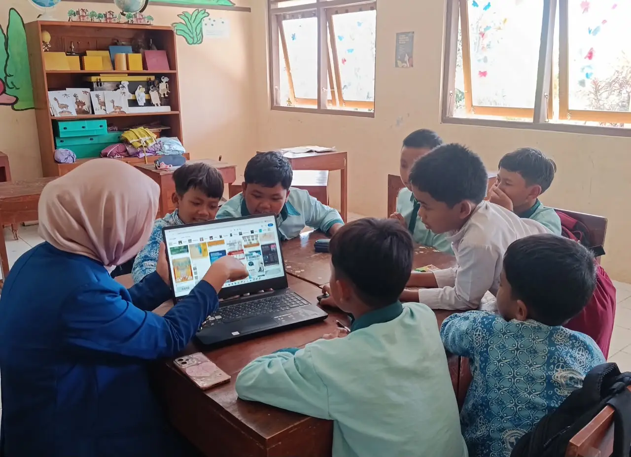 Smart Digital Classroom Mahasiswa untuk Sekolah Dasar Terpencil