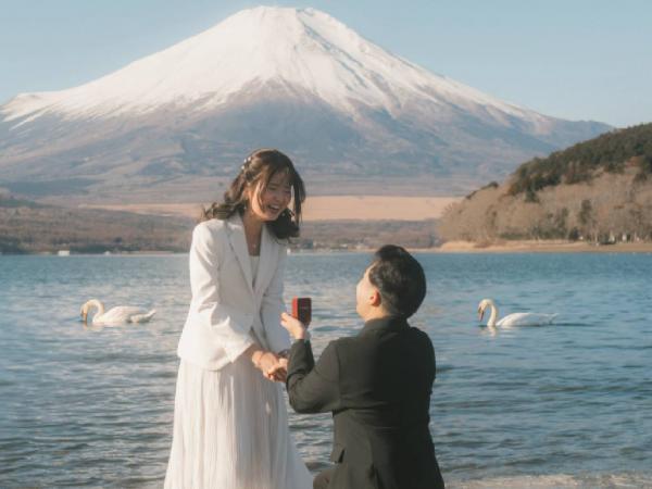Dari Candi hingga Gunung Fuji: Destinasi Lamaran Romantis Pilihan Selebriti