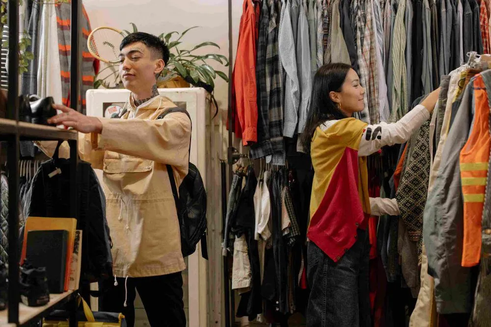 Mengapa Gen Z Memilih Thrifting: Gaya Unik, Koleksi Vintage, dan Pencarian Makna