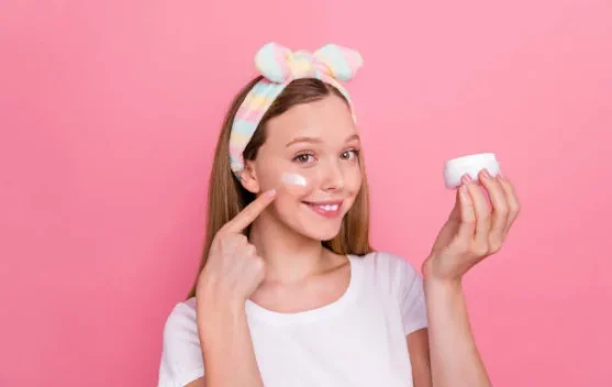 Panduan Memilih Skincare Aman untuk Remaja: Fokus pada Bahan, Bukan Tren Viral